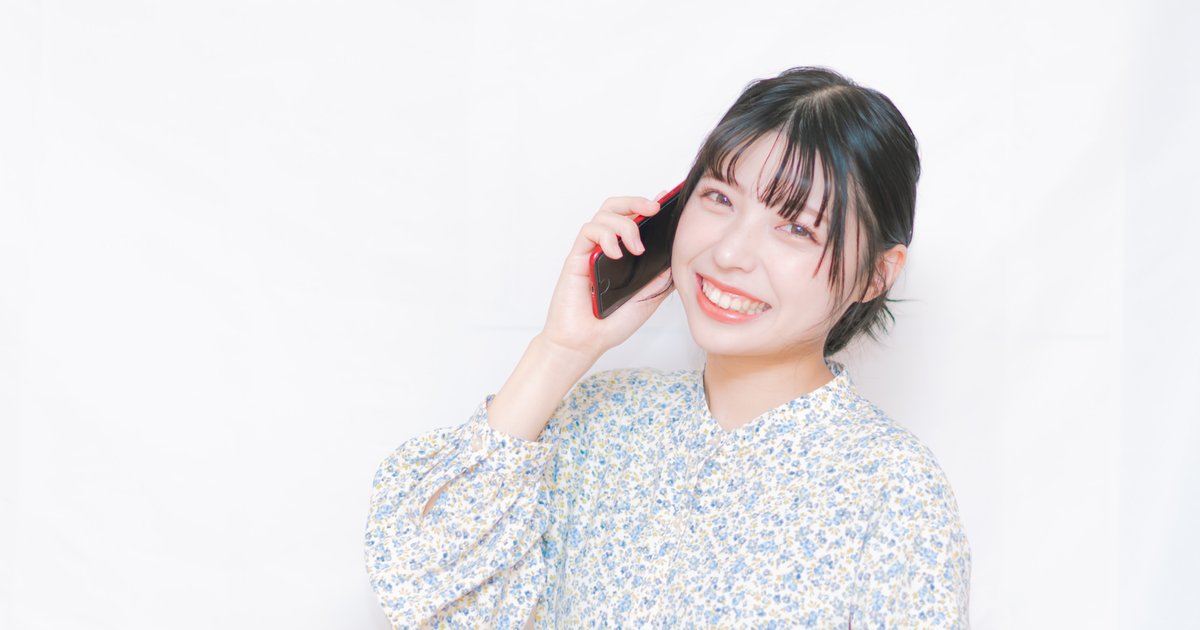 電話で嬉しい知らせを聞いて笑顔の女性