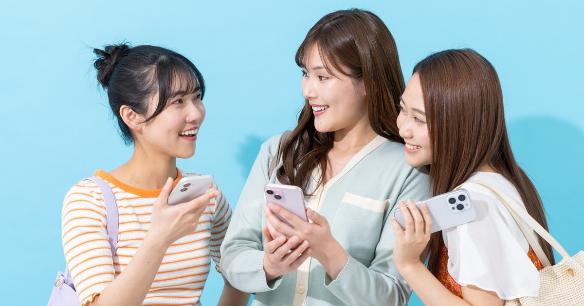 3人でスマホの画面を見せ合いながら話す女性たち